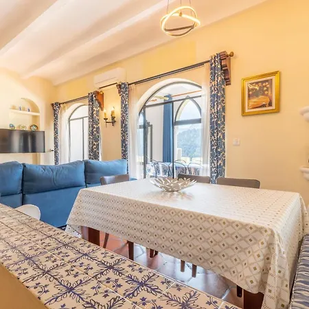 Petit Palau Apartment *